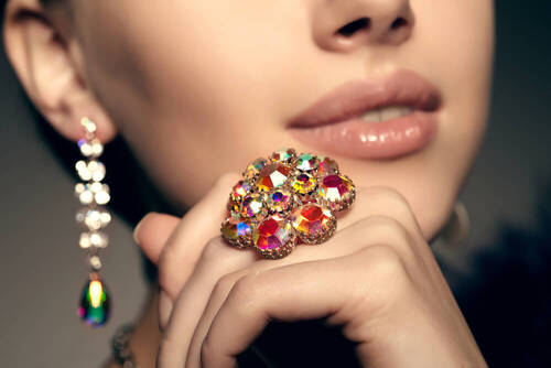 ヴィンテージアクセサリーの持つ魅力とは。人気のブランド