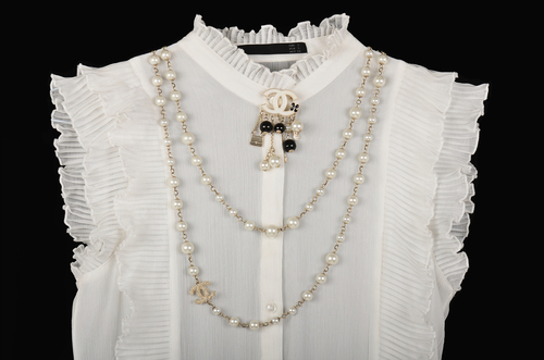 大人可愛い【CHANEL】シャネルブローチ 色々な付け方で楽しめる シャネルのブローチでコーデを格上げ♡重ね着けや小物に着けて